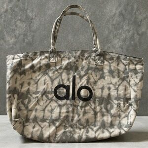 ALO Yoga Tie-Dye Tote Bag | Athleisure Gym Everyday Bag
